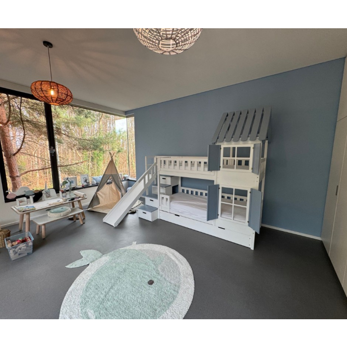 Spielerisches Etagenbett mit Treppe, kleinem Dach und Rutsche im modernen Kinderzimmer